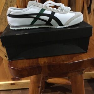 New in box Mens 10 1/2 Onitsuka Tiger leather